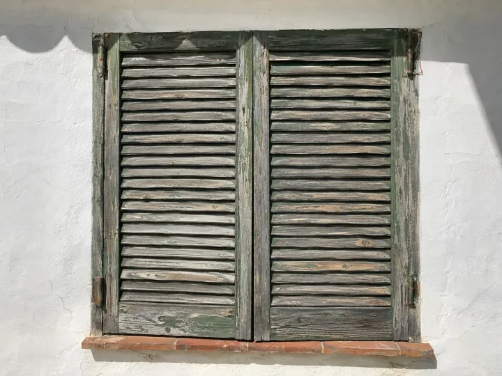 Contraventanas restauradas en Sotogrande: antes de la obra