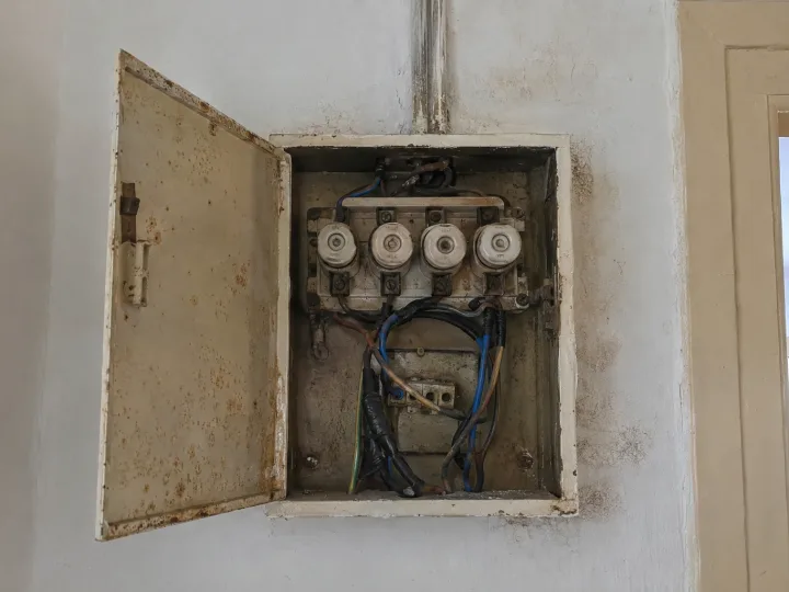 Instalación eléctrica renovada en Estepona: antes de la obra